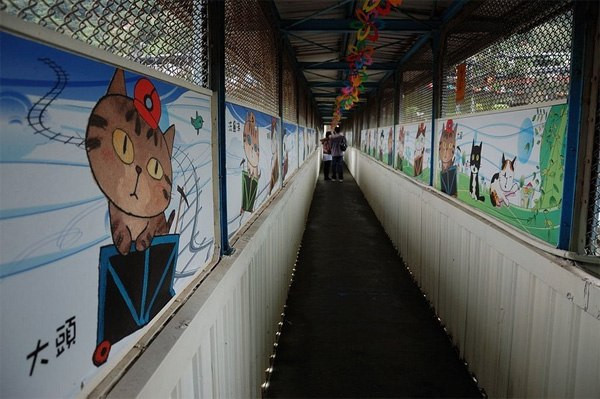 Tuy nhiên, đến năm 1990, ngành công nghiệp khai thác than bắt đầu đi xuống, sự phát triển của thị trấn Houtong cũng ngày càng trở nên tồi tệ. Những người trẻ trong làng dần rời đi nơi khác tìm kiếm cơ hội mới và ngôi làng bỗng chốc chỉ còn lại vài trăm người sinh sống. Ngành công nghiệp khai thác than huy hoàng một thời chính thức bị xóa sổ