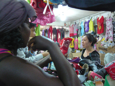 Chị Hà Thị Hương đang bán quần áo cho người Angola