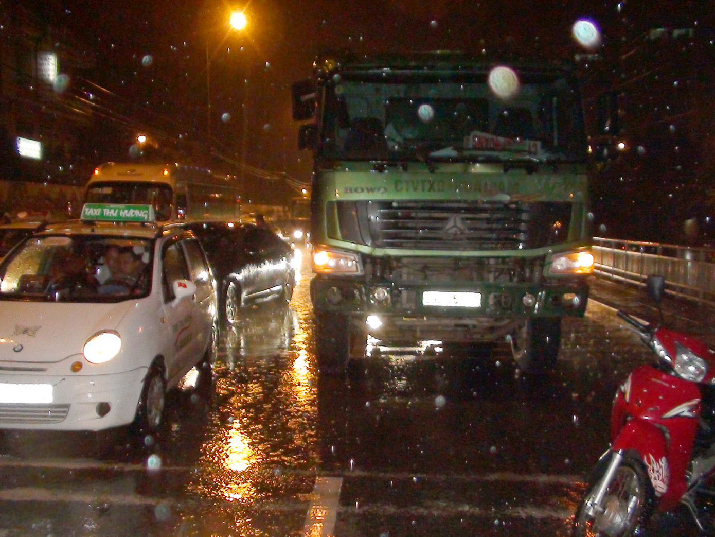 Chiếc xe tải của Công ty Vật liệu xây dựng Hoa Lâm tại hiện trường