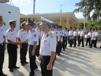 Đoàn Cảnh sát biển được chỉ huy đảo và cán bộ chiến sĩ đón tiếp với nghi lễ trọng thị