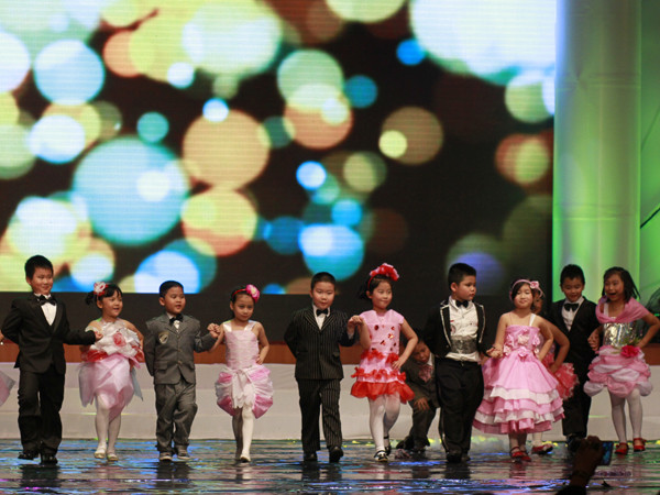 Trang phục biểu diễn được làm hoàn toàn từ giấy