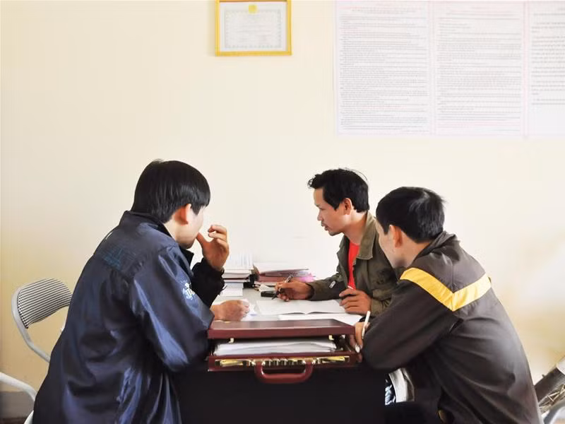 Các chiến sĩ CA huyện Than Uyên bàn phương án tác chiến - Ảnh: Công Khanh