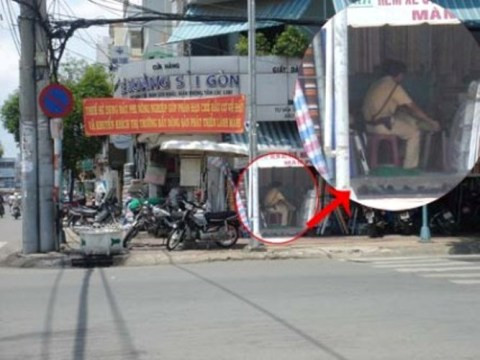 Hình ảnh ghi nhận việc bỏ chốt, vào nhà dân ‘tám’ chuyện của CSGT thuộc Đội Hàng Xanh vào năm 2012 (ảnh: N.D) 