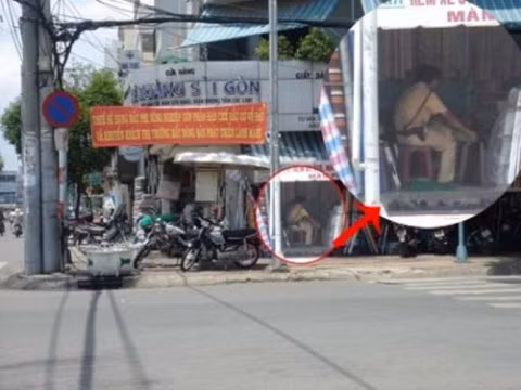 Hình ảnh ghi nhận việc bỏ chốt, vào nhà dân ‘tám’ chuyện của CSGT thuộc Đội Hàng Xanh vào năm 2012 (ảnh: N.D) 