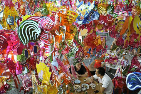 Đèn lồng hay đèn của những hình con vật khác nhau được trưng bày khắp các đường phố Malaysia