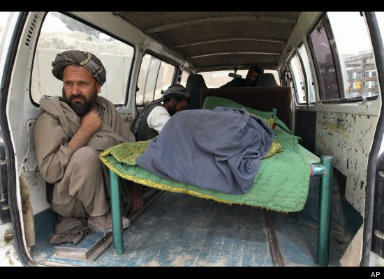 Xác nạn nhân trên xe