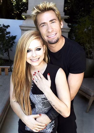 Nữ ca sĩ Avril Lavigne cũng khiến các fan sửng sốt vì đính hôn với chàng trai mà thậm chí cô chưa hề tiết lộ đã hẹn hò. Avril và Chad Kroeger, thủ lĩnh nhóm Nickelback, chỉ mới gặp gỡ đầu năm nay. Tình cảm của cặp đôi nảy nở nhanh chóng và đến tháng 8, hai người làm lễ đính ước. Avril đã đặt may váy cưới và ngày cô lên xe hoa đang đến rất gần