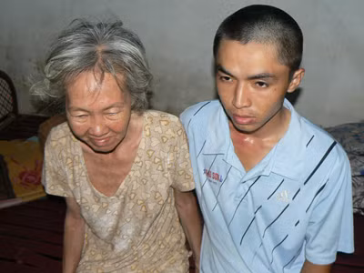 Trương Thế An và mẹ. Ảnh: Tùng Huyên