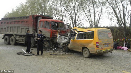 So với chiếc xe buýt, chiếc xe tải bị hư hại nhẹ hơn. Ảnh: Reuters. So với chiếc xe buýt, chiếc xe tải bị hư hại nhẹ hơn. Ảnh: Reuters