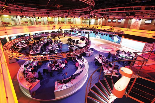 Bên trong kênh truyền hình Al-Jazeera tiếng Anh. Al-Jazeera là Công ty Truyền thông quốc tế có trụ sở tại Doha, Qatar. Với sự bảo trợ của chính phủ, Al-Jazeera đã phát triển trở thành một đài truyền hình hàng đầu trên thế giới, phủ sóng tới hơn 100 quốc gia, có khoảng 200 triệu người xem thường xuyên
