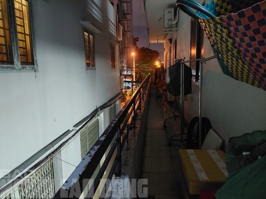 Người dân để đồ đạc khá nhiều tại lối thoát hiểm. Người dân để đồ đạc khá nhiều tại lối thoát hiểm.