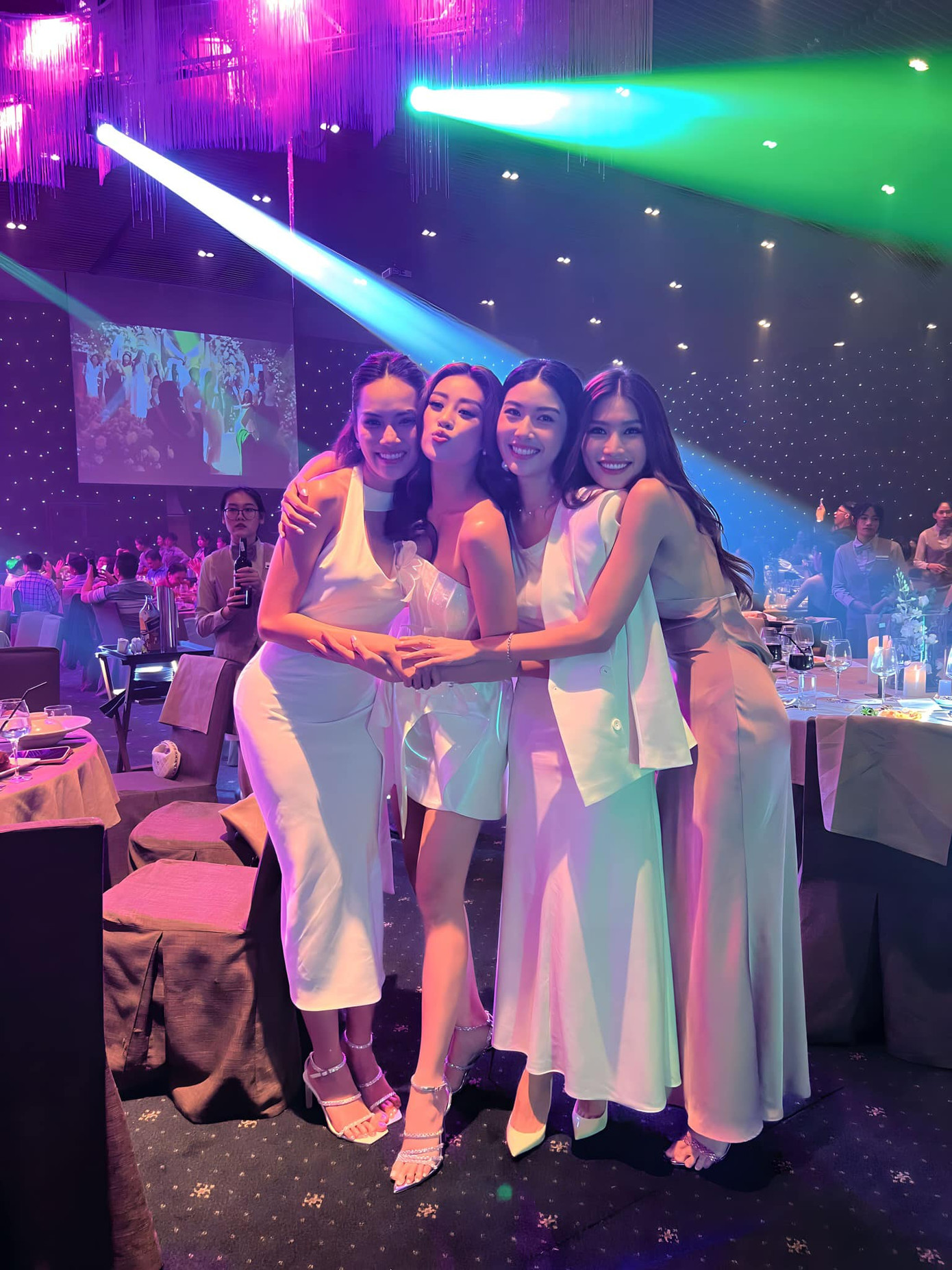 Dàn hoa hậu, á hậu khoe sắc trong buổi tiệc của Phương Anh.
