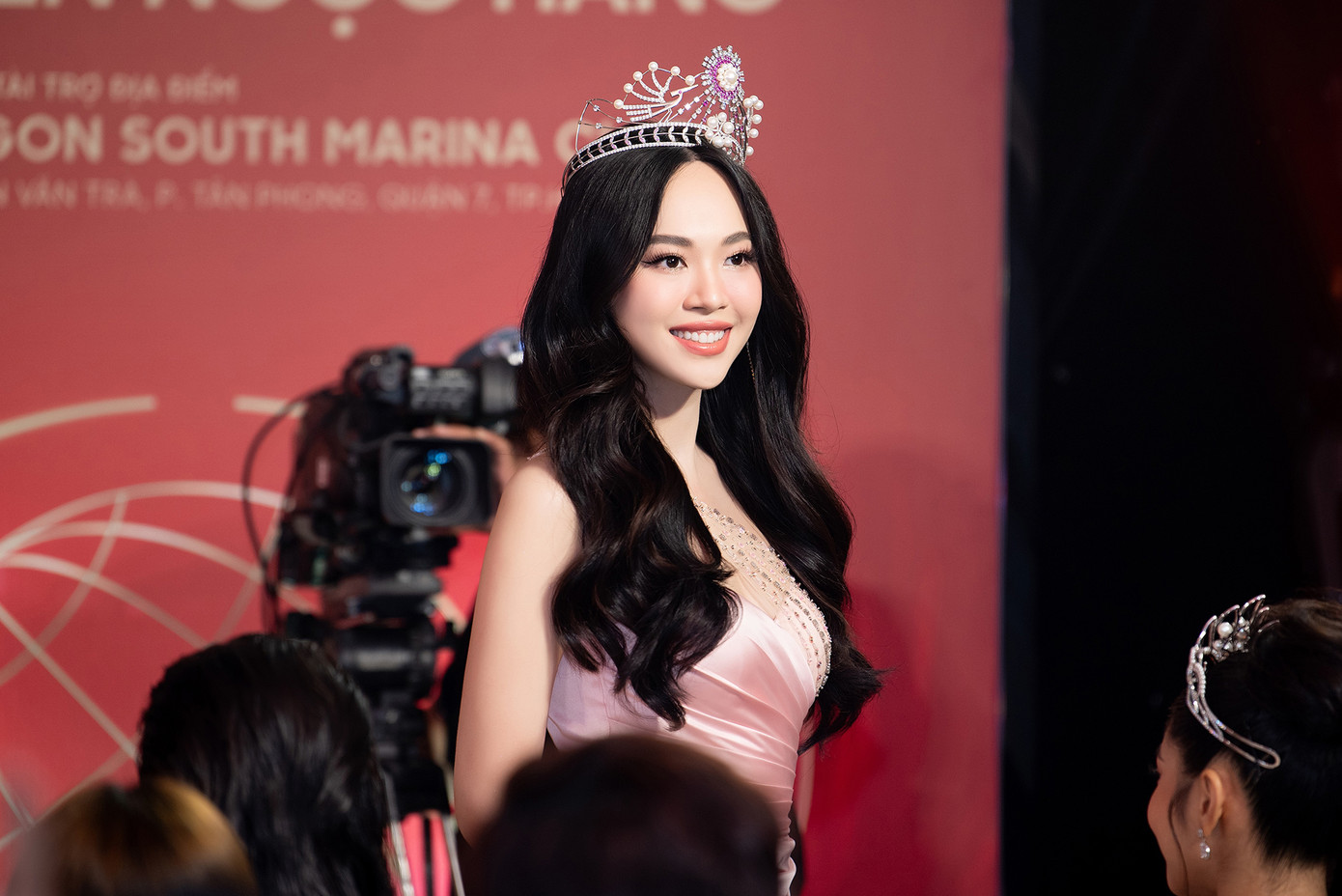 Nhiều hoa hậu, á hậu tới cổ vũ tinh thần cho Ngọc Hằng trong buổi lễ nhận sash. Hoa hậu Thanh Thủy, Á hậu Thùy Linh bày tỏ sự ngưỡng mộ, khâm phục tinh thần cố gắng của Ngọc Hằng khi là người đẹp đầu tiên trong top 3 Hoa hậu Việt Nam 2022 đi thi quốc tế.