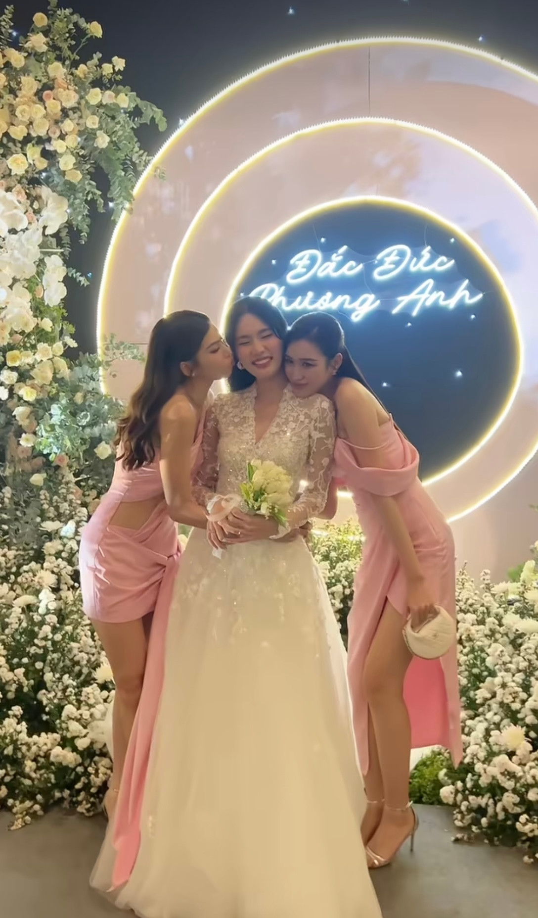 Hoa hậu Đỗ Thị Hà, Á hậu Ngọc Thảo cùng diện đầm hồng tới chúc mừng Phương Anh. Phương Anh cũng là người đẹp đầu tiên trong top 3 Hoa hậu Việt Nam 2020 lên xe hoa.