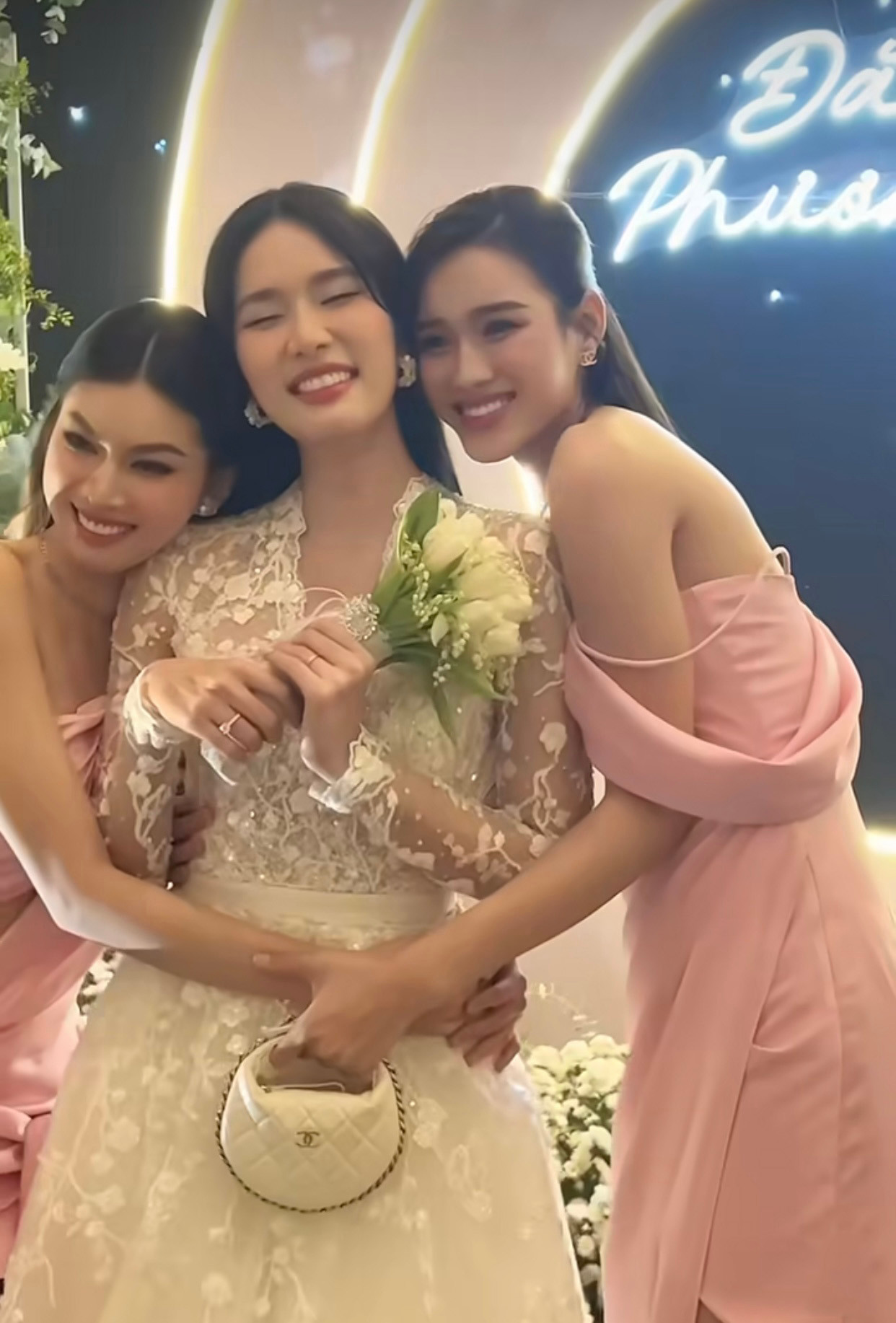 Hoa hậu Đỗ Thị Hà, Á hậu Ngọc Thảo cùng diện đầm hồng tới chúc mừng Phương Anh. Phương Anh cũng là người đẹp đầu tiên trong top 3 Hoa hậu Việt Nam 2020 lên xe hoa.