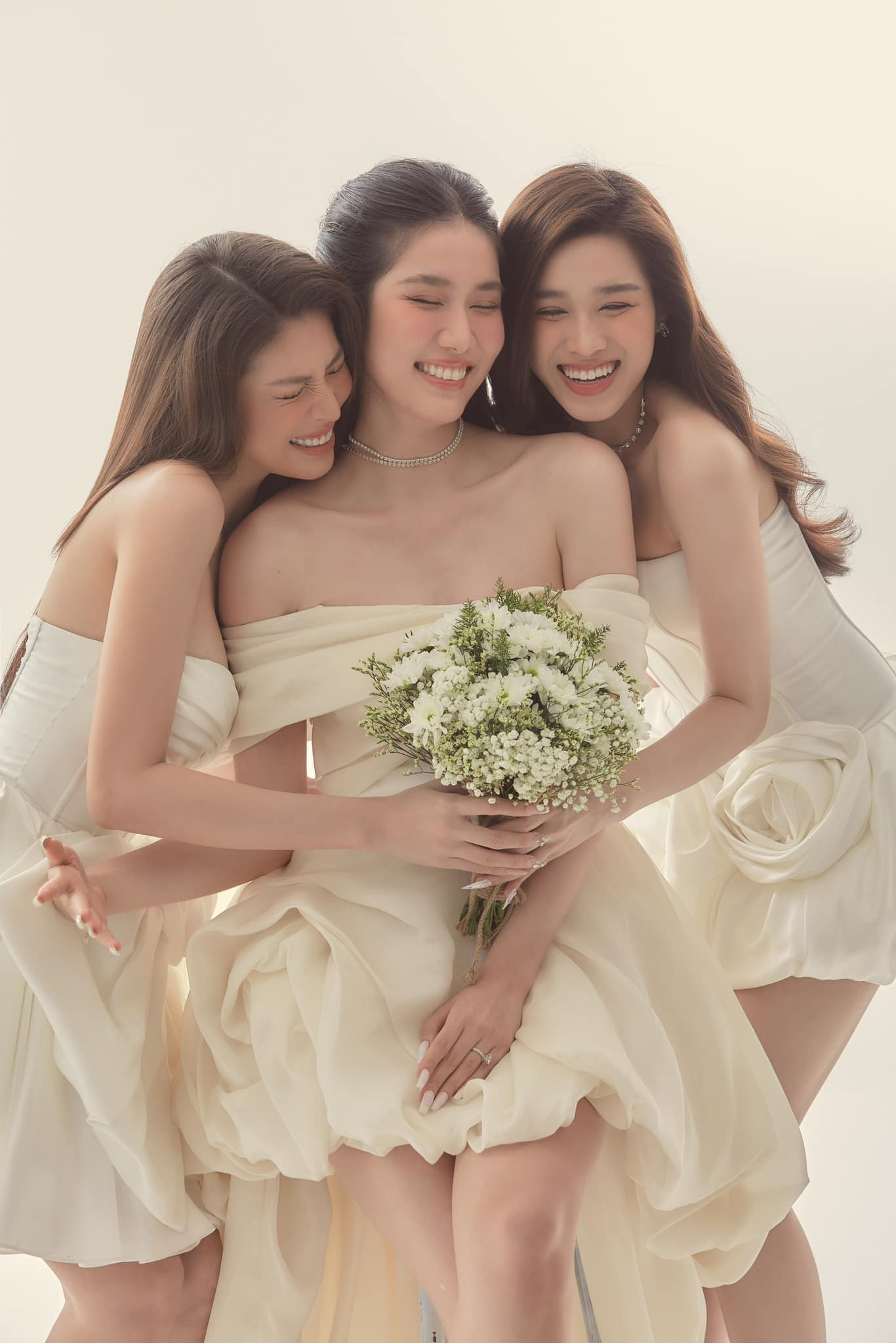 Bộ ảnh cưới của Á hậu Phương Anh còn có sự góp mặt của hai người chị em thân thiết là Hoa hậu Đỗ Thị Hà và Á hậu Ngọc Thảo.