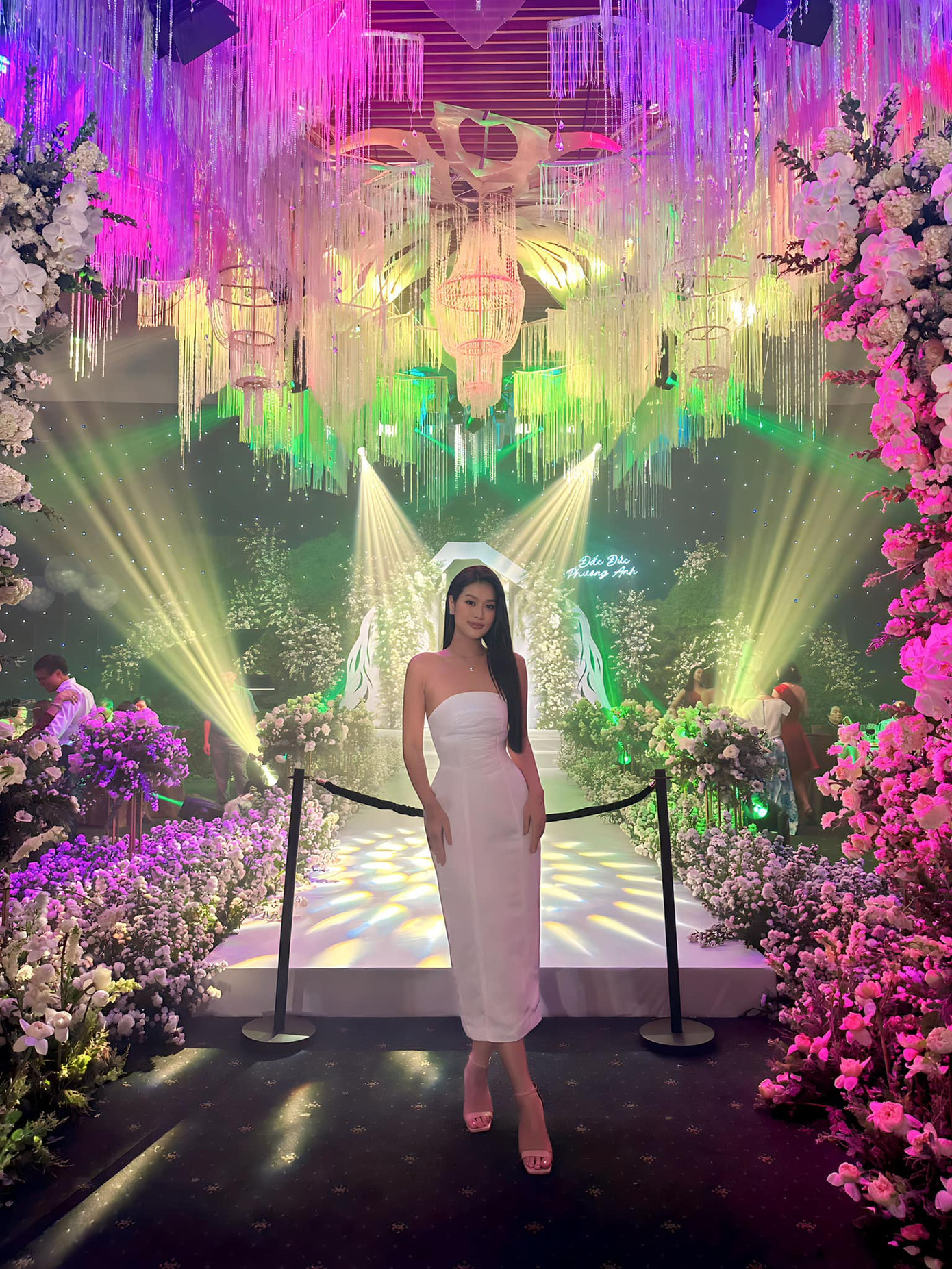 Hoa hậu Thiên Ân và Á hậu Kiều Loan khoe sắc trước buổi tiệc cưới của Phương Anh.