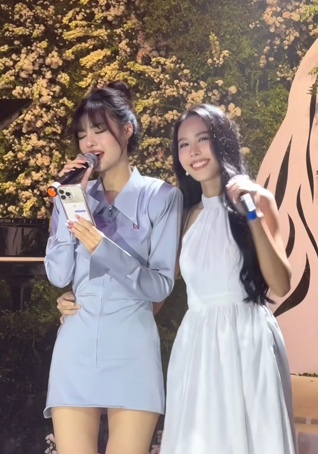 Á hậu Kiều Loan và Ngọc Hằng gửi tới Phương Anh ca khúc Hơn cả yêu. Giọng ca ngọt ngào của 2 người đẹp nhận được nhiều tràng pháo tay từ khán giả.