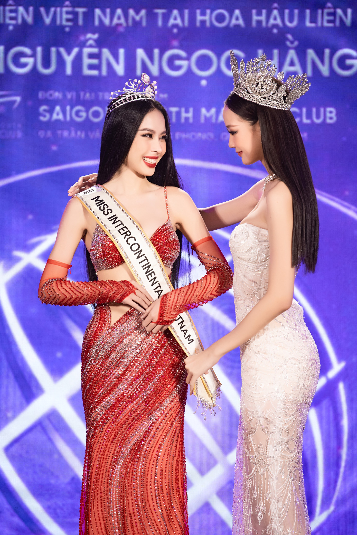 Bảo Ngọc trao sash Miss Intercontinental Vietnam cho Lê Nguyễn Ngọc Hằng.