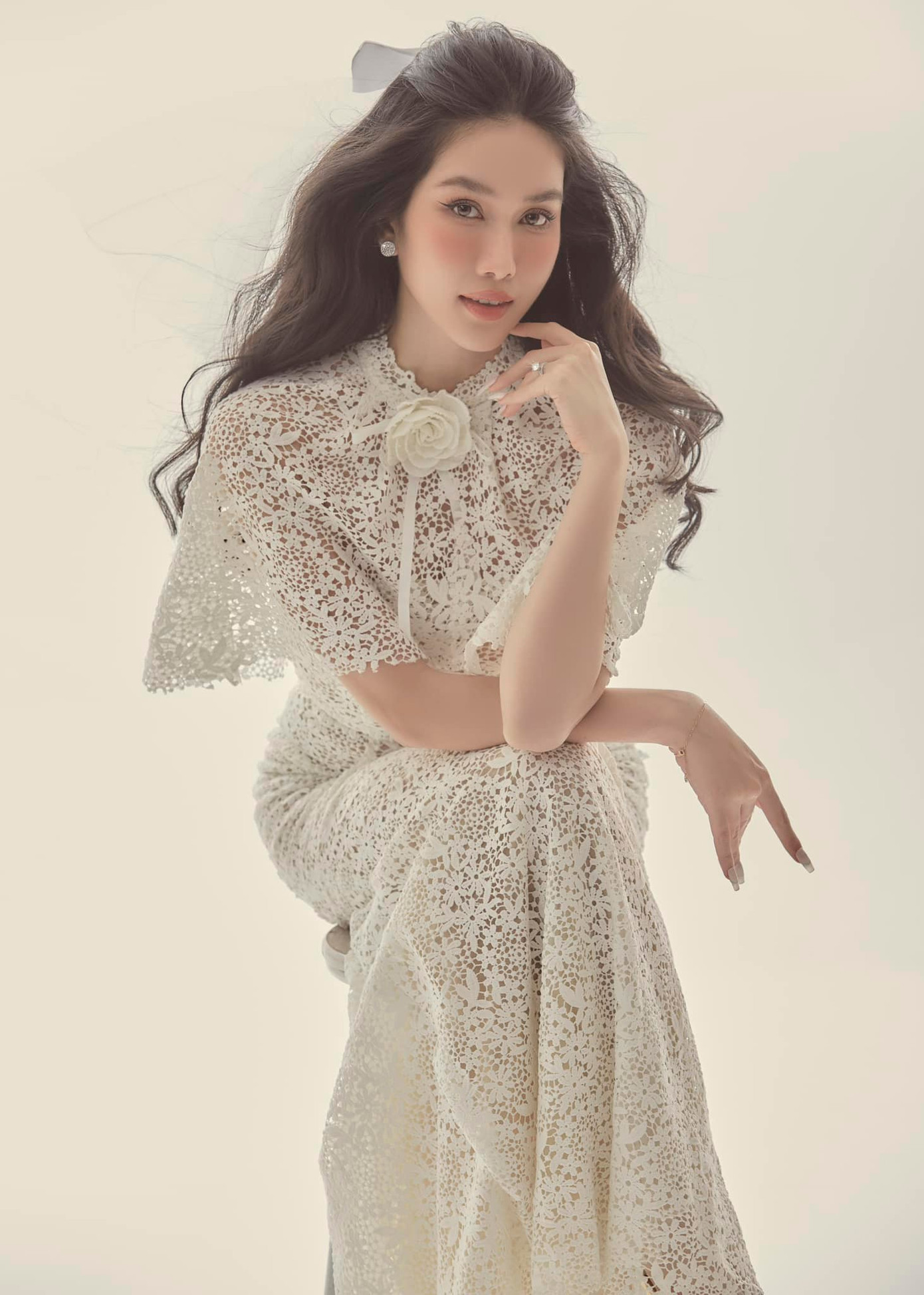 Chồng Phương Anh tên Hồ Đắc Đức, sinh năm 1994, học tiến sĩ ở Anh. Chuyện tình cảm của cặp á hậu - doanh nhân được gia đình hai bên ủng hộ. Bố mẹ Phương Anh và Đắc Đức đều mong các con sớm tổ chức đám cưới.