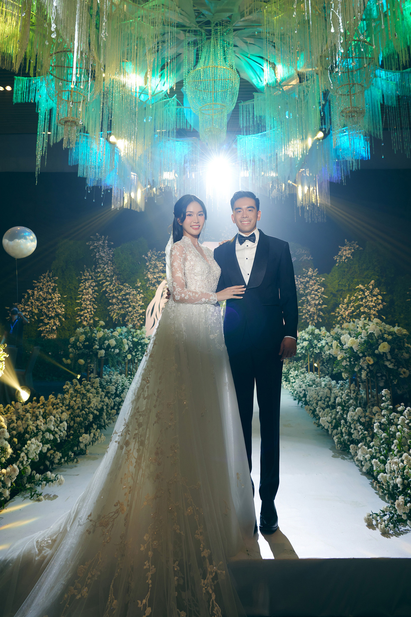 Tối 17/9, lễ cưới của Á hậu Phương Anh và chồng Đắc Đức đã diễn ra tại TPHCM với sự tham của gần 900 khách mời trong đó nhiều nghệ sĩ nổi tiếng và dàn hoa, á hậu.