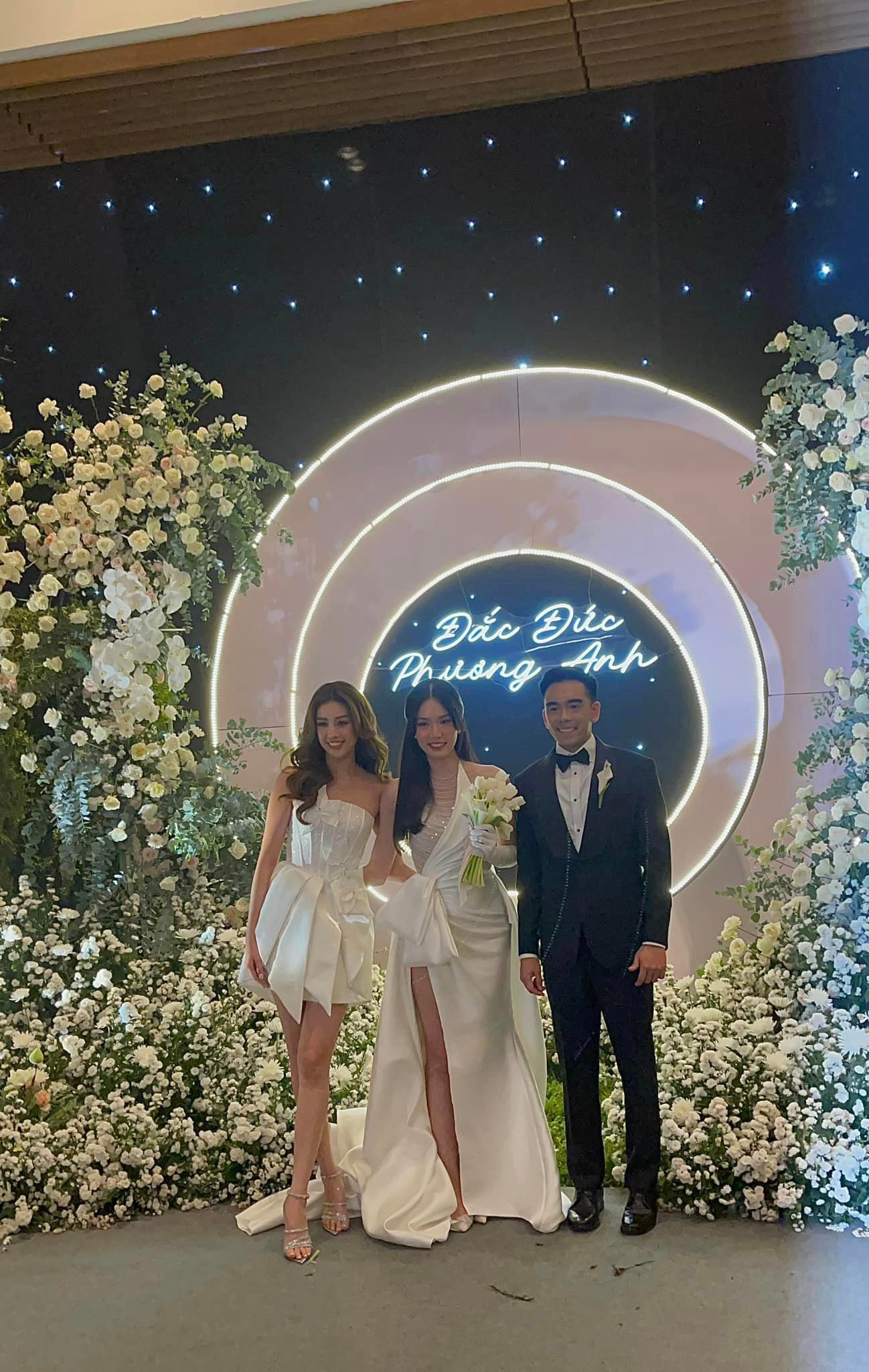 Á hậu Thúy Vân, Hoa hậu Khánh Vân tới dự đám cưới Phương Anh.