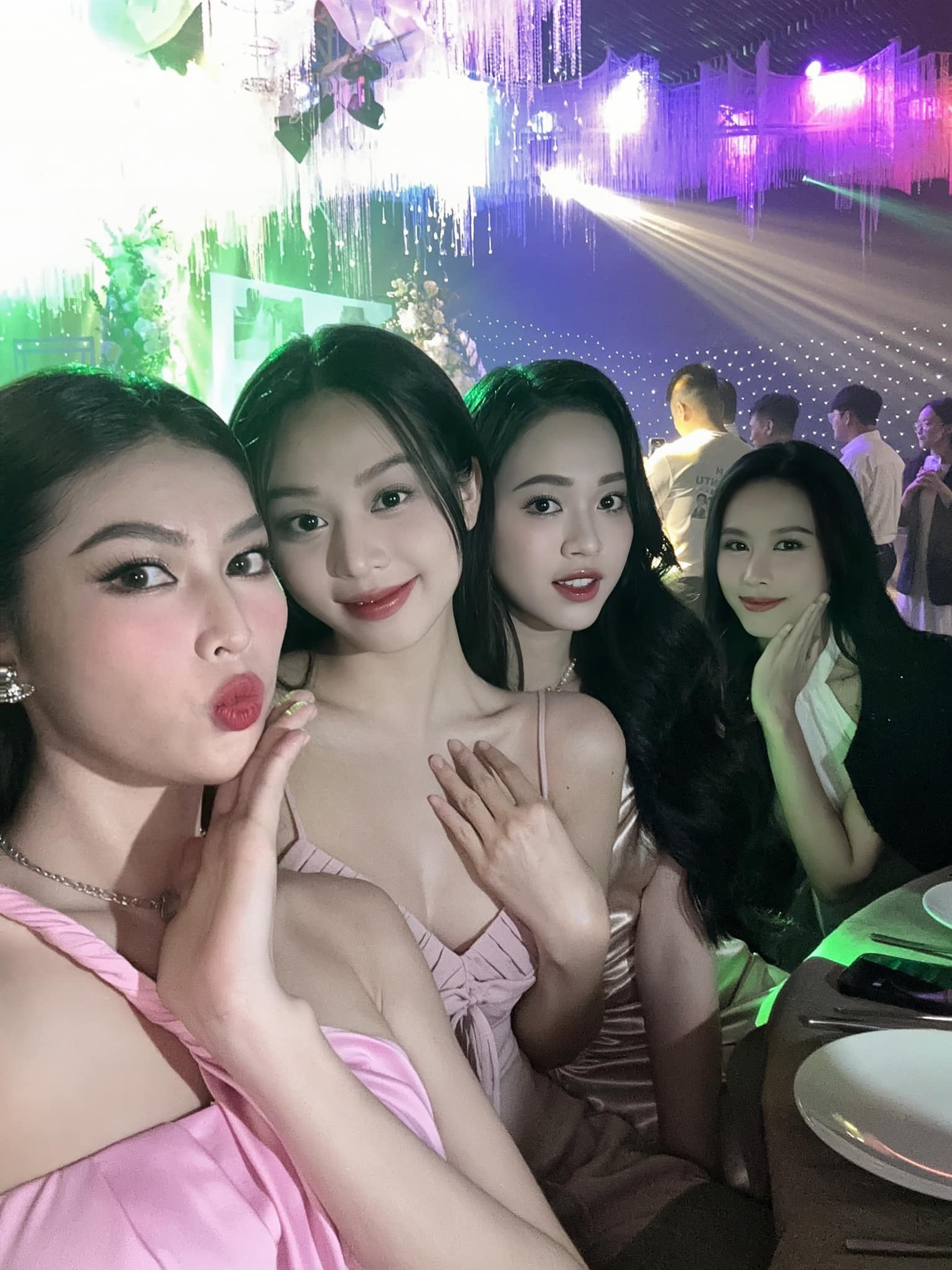 Á hậu Ngọc Thảo, Hoa hậu Thanh Thủy, Á hậu Trịnh Thùy Linh hội ngộ trên bàn tiệc.