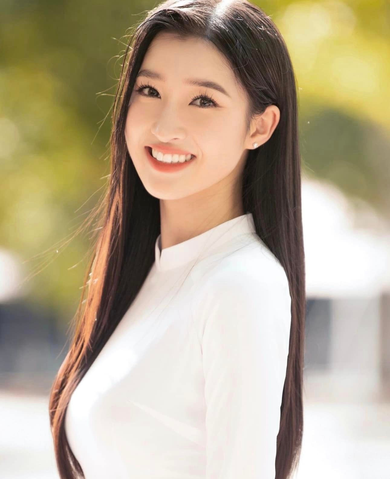 Á hậu Nguyễn Phương Nhi được đánh giá là một trong 10 thí sinh nổi bật của cuộc thi Hoa hậu Quốc tế 2023. Hiện tại, cô là thí sinh có lượng người theo dõi nhiều nhất trên mạng xã hội instagram, với hơn 556.000 người.