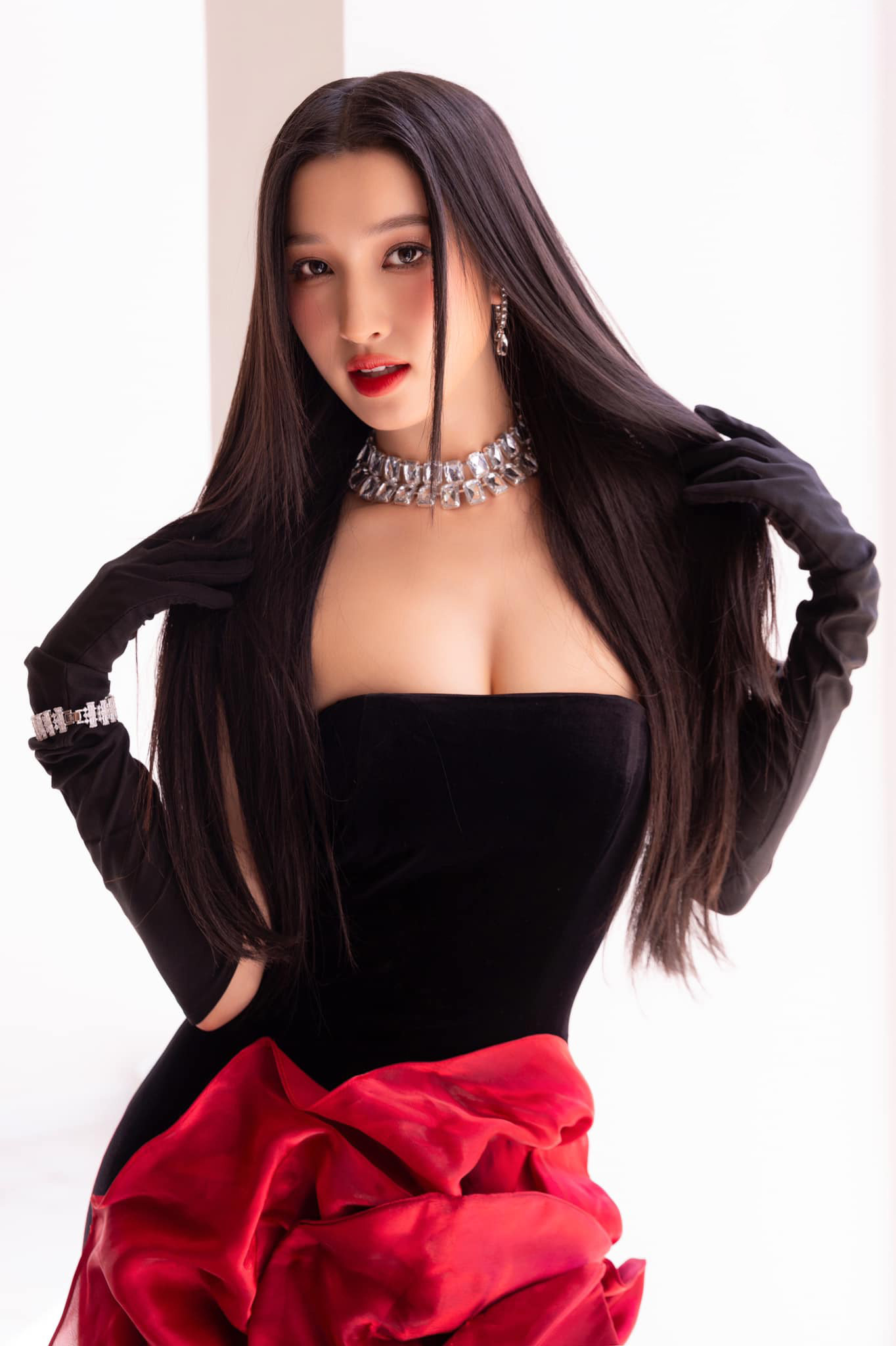 Phương Nhi sinh năm 2002, quê Thanh Hóa. Cô giành ngôi Á hậu 2 cuộc thi Miss World Vietnam 2022, giải phụ Người có làn da đẹp nhất nhờ gương mặt sáng sân khấu. Sau cuộc thi, cô ghi dấu ấn với vẻ đẹp ngọt ngào. Hiện, cô là gương mặt tham gia nhiều sàn diễn thời trang. Gần đây, Phương Nhi được đánh giá có sự lột xác về phong cách thời trang.