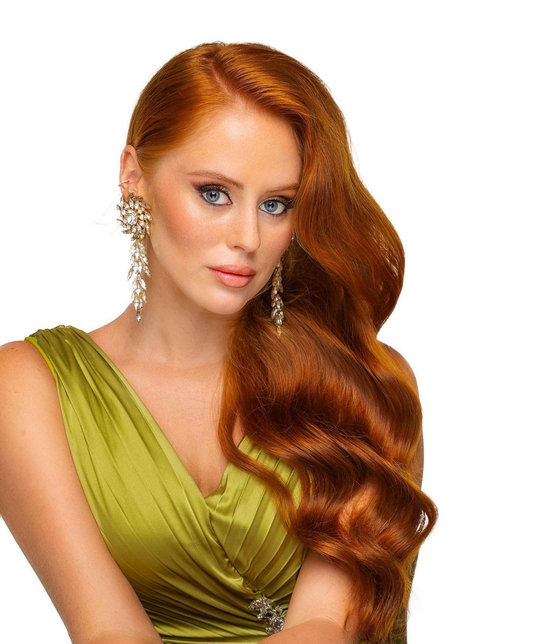 Cô có mái tóc màu hung đỏ đặc trưng và làn da trắng mịn. Gương mặt của Paula Susanna Joukanen được các fan sắc đẹp nhận xét có nhiều nét giống nữ ca sĩ người Anh Adele sau khi giảm cân.