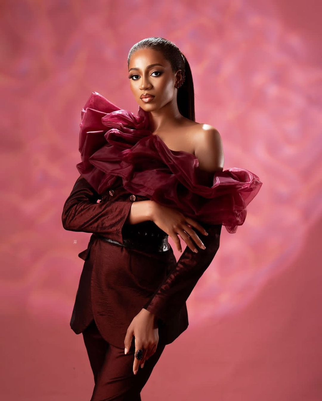 Khán giả phẫn nộ vì người đẹp Nyekachi Douglas (trái) dừng chân ở top 15. Nhiều người tấn công tân Hoa hậu Hoàn vũ Nigeria 2023 Ugochi Ihezue (phải) và yêu cầu hủy bỏ kết quả cuộc thi.