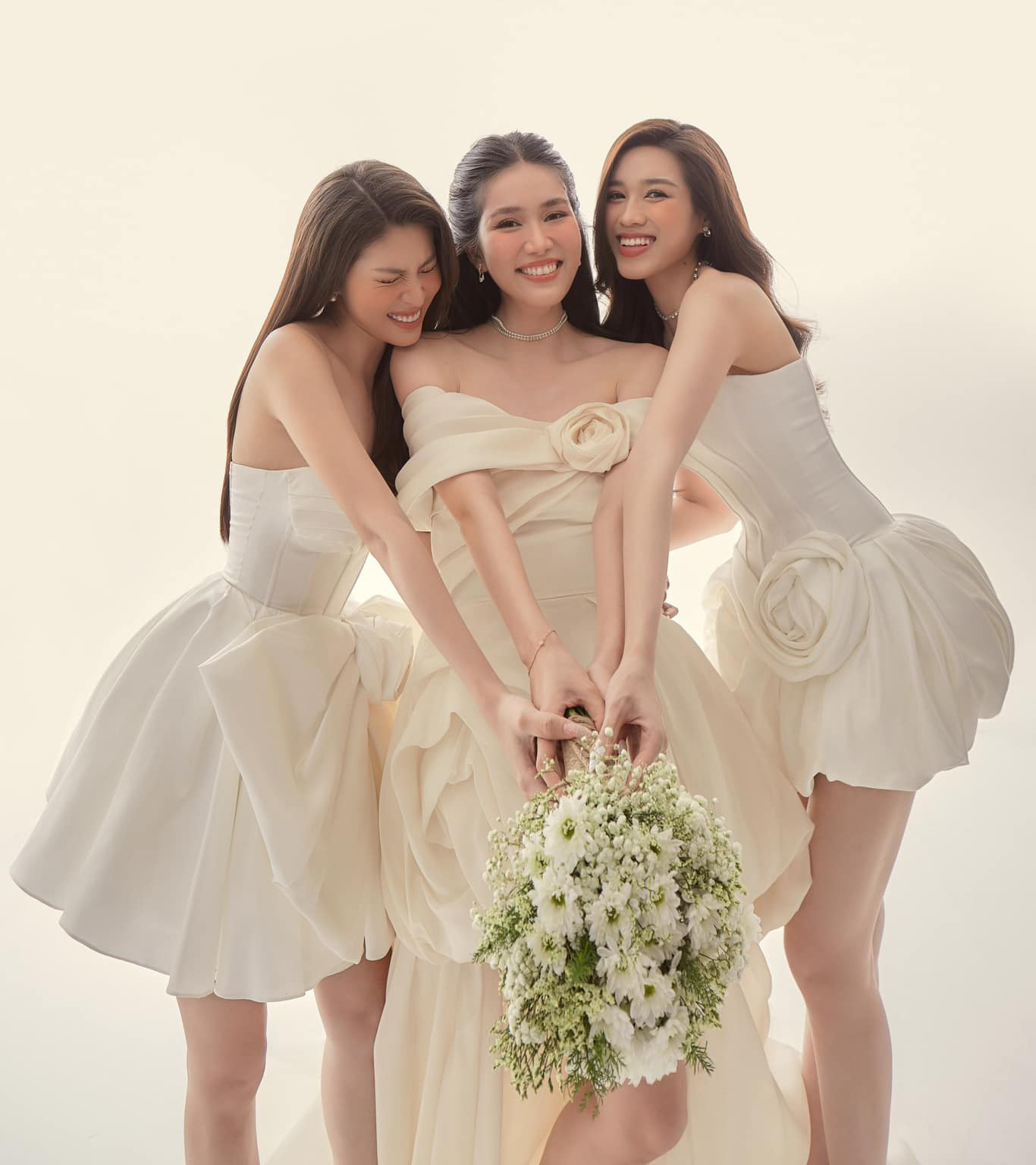 Bộ ảnh cưới của Á hậu Phương Anh còn có sự góp mặt của hai người chị em thân thiết là Hoa hậu Đỗ Thị Hà và Á hậu Ngọc Thảo.