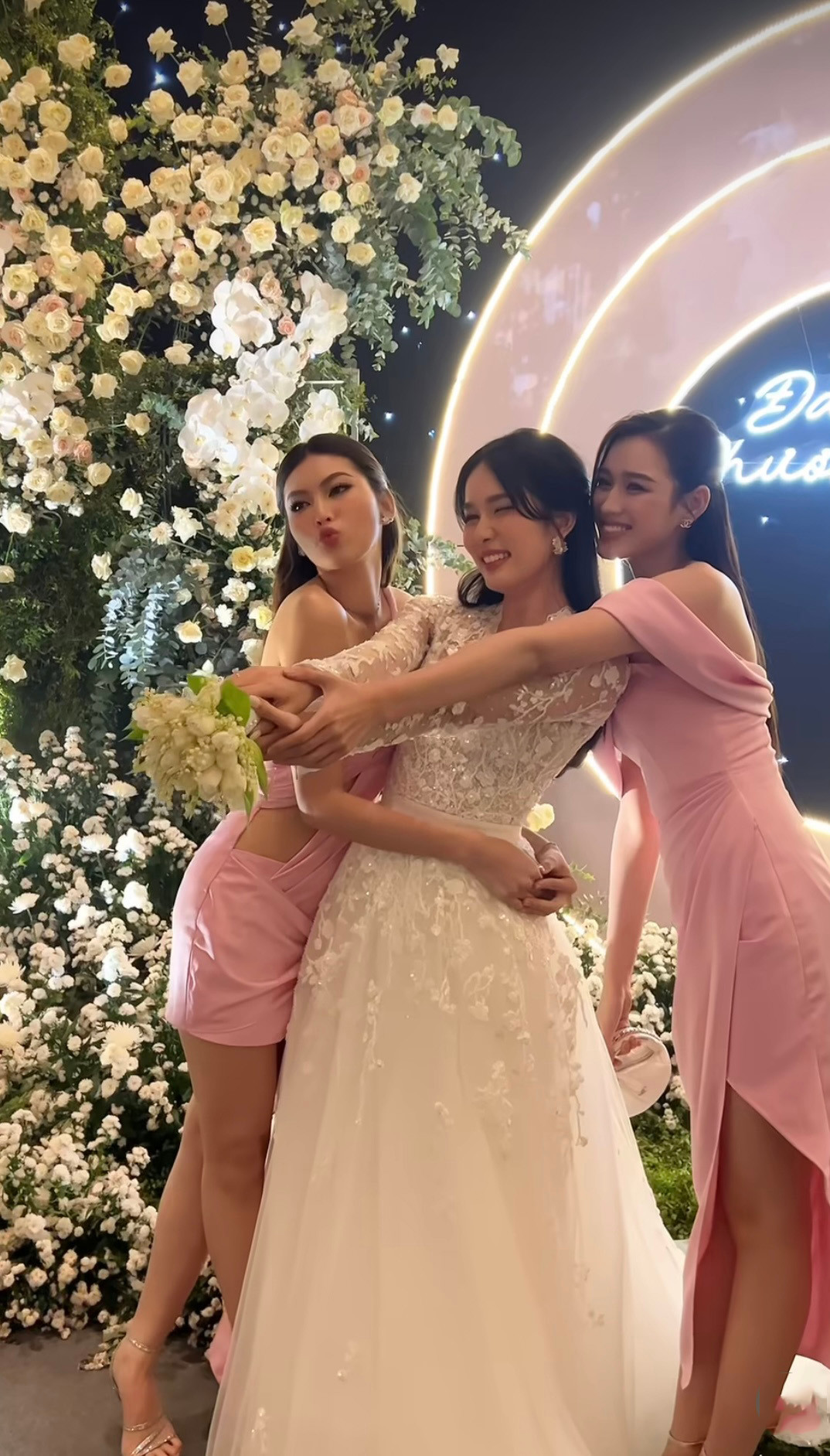 Hoa hậu Đỗ Thị Hà, Á hậu Ngọc Thảo cùng diện đầm hồng tới chúc mừng Phương Anh. Phương Anh cũng là người đẹp đầu tiên trong top 3 Hoa hậu Việt Nam 2020 lên xe hoa.