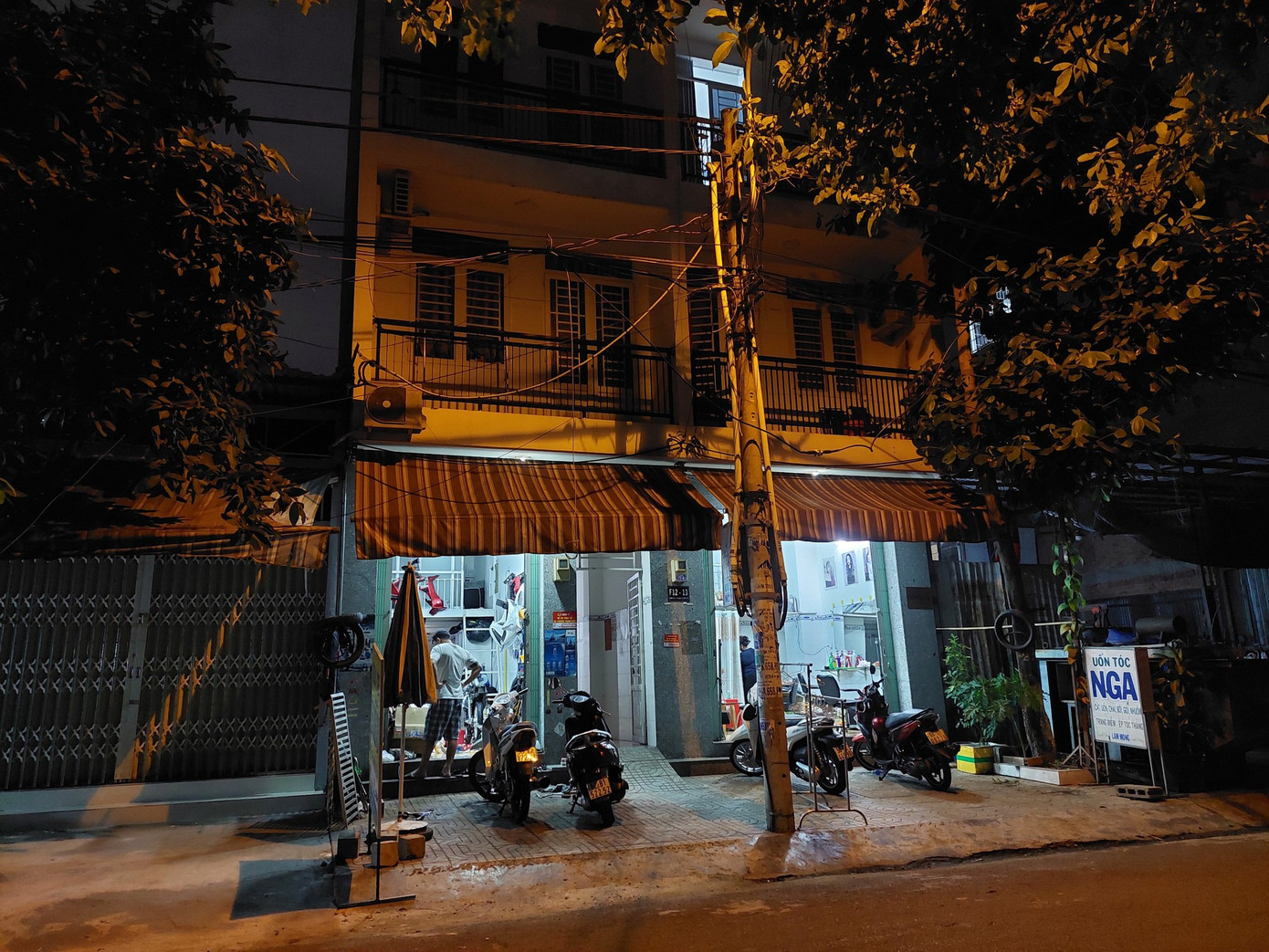 Một chung cư mini nằm trên đường Số 1 (phường An Lạc A, quận Bình Tân) khá khang trang với 2 tầng lầu nhưng chỉ có một lối ra vào khá nhỏ ở giữa 2 căn nhà và chỉ vừa cho 2 người ra vào. Một chung cư mini nằm trên đường Số 1 (phường An Lạc A, quận Bình Tân) khá khang trang với 2 tầng lầu nhưng chỉ có một lối ra vào khá nhỏ ở giữa 2 căn nhà và chỉ vừa cho 2 người ra vào.