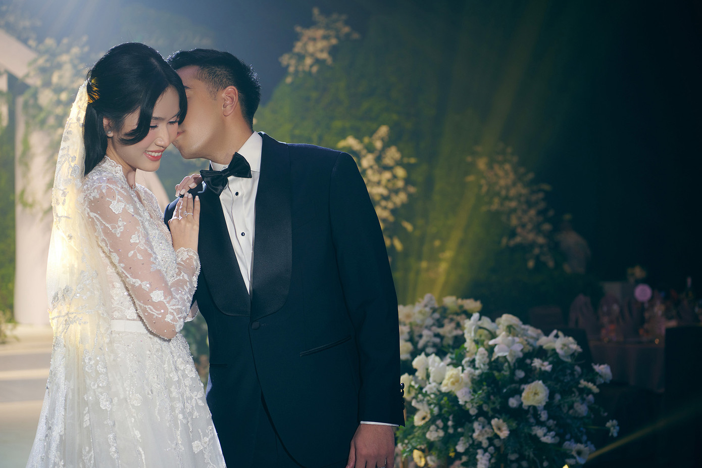 Trong ngày cưới, Á hậu Phương Anh diện đầm trắng tinh khôi, trong khi đó chú rể Đắc Đức diện suit lịch lãm.