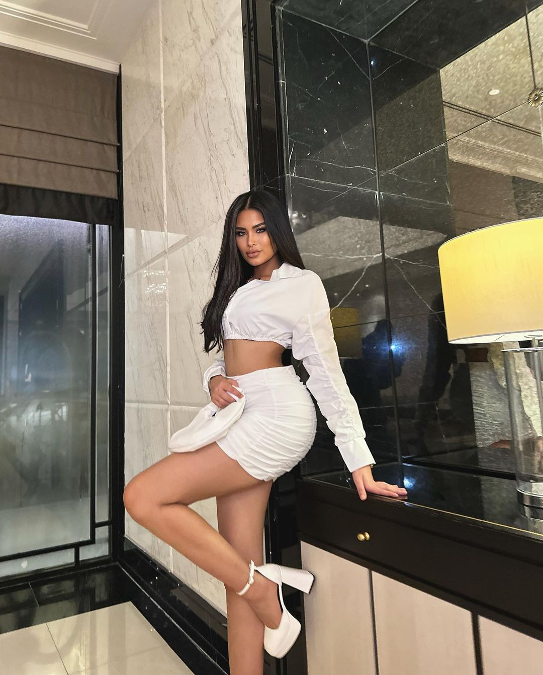 Người đẹp chuộng phong cách bó sát, cut-out để khoe đường cong nóng bỏng.