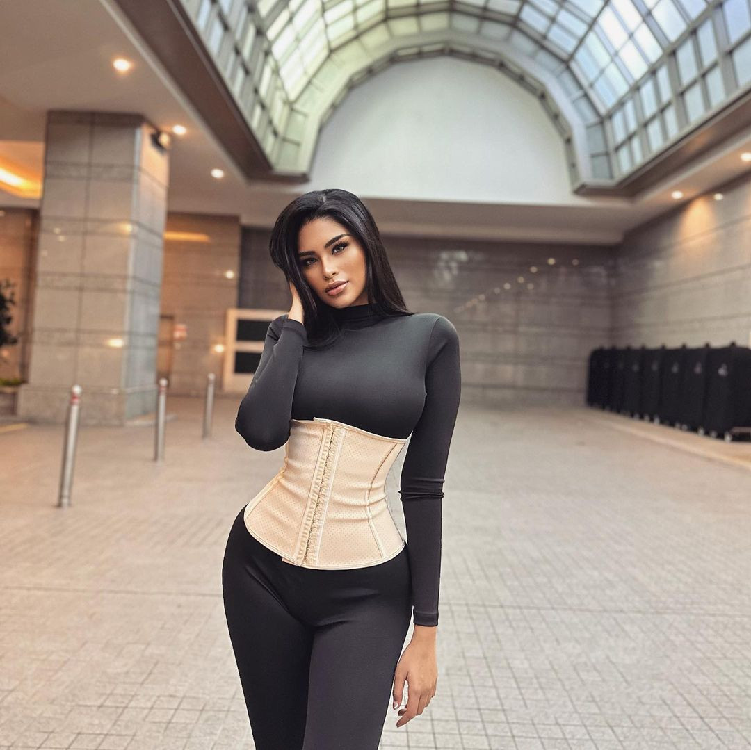 Người đẹp tích cực đeo đai định hình ở đời thường để có được vòng eo nhỏ gọn, quyến rũ.