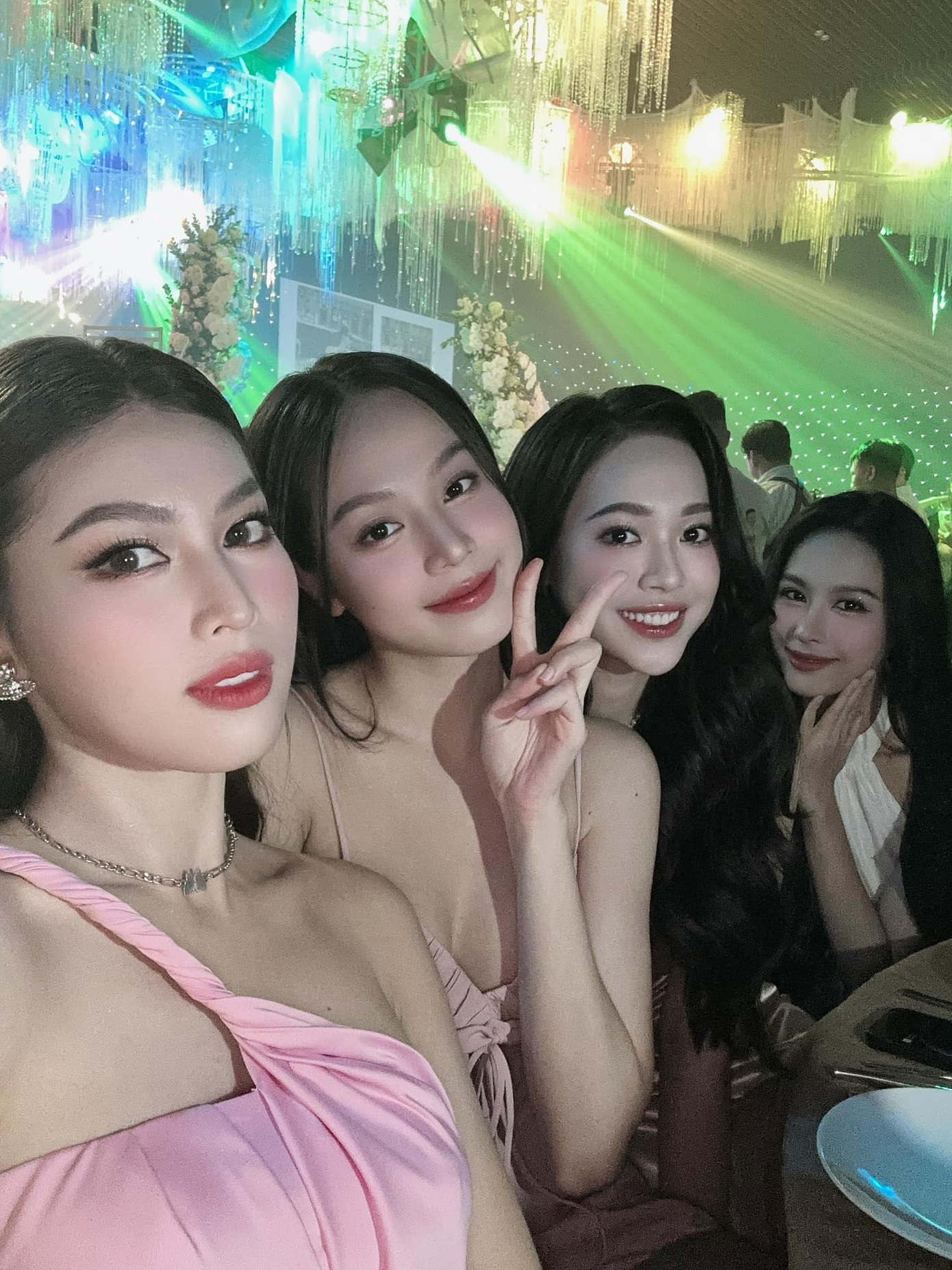 Á hậu Ngọc Thảo, Hoa hậu Thanh Thủy, Á hậu Trịnh Thùy Linh hội ngộ trên bàn tiệc.