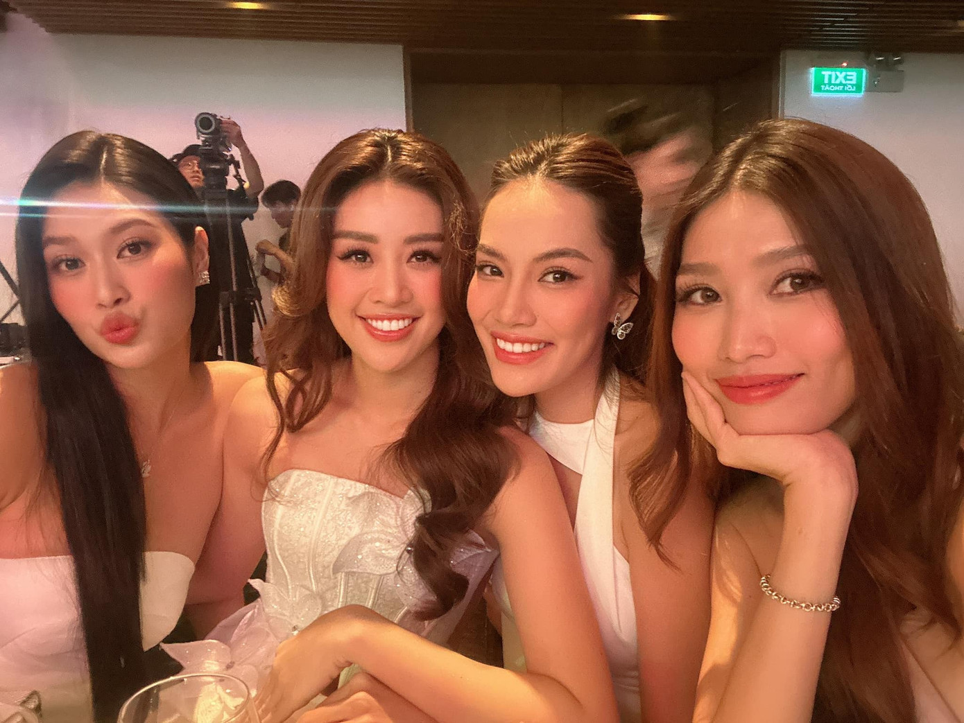 Hoa hậu Lê Hoàng Phương đang bận rộn chuẩn bị cho Miss Grand International 2023 vẫn tới chung vui cùng Phương Anh. Hoa hậu Thùy Tiên cũng từ Hà Nội về TPHCM để kịp dự đám cưới Phương Anh.