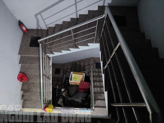 Theo ghi nhận, khu vực phòng cháy chữa cháy của chung cư chỉ có một bình chữa cháy. Hành lang thoát hiểm không có đèn chiếu sáng. Theo ghi nhận, khu vực phòng cháy chữa cháy của chung cư chỉ có một bình chữa cháy. Hành lang thoát hiểm không có đèn chiếu sáng.