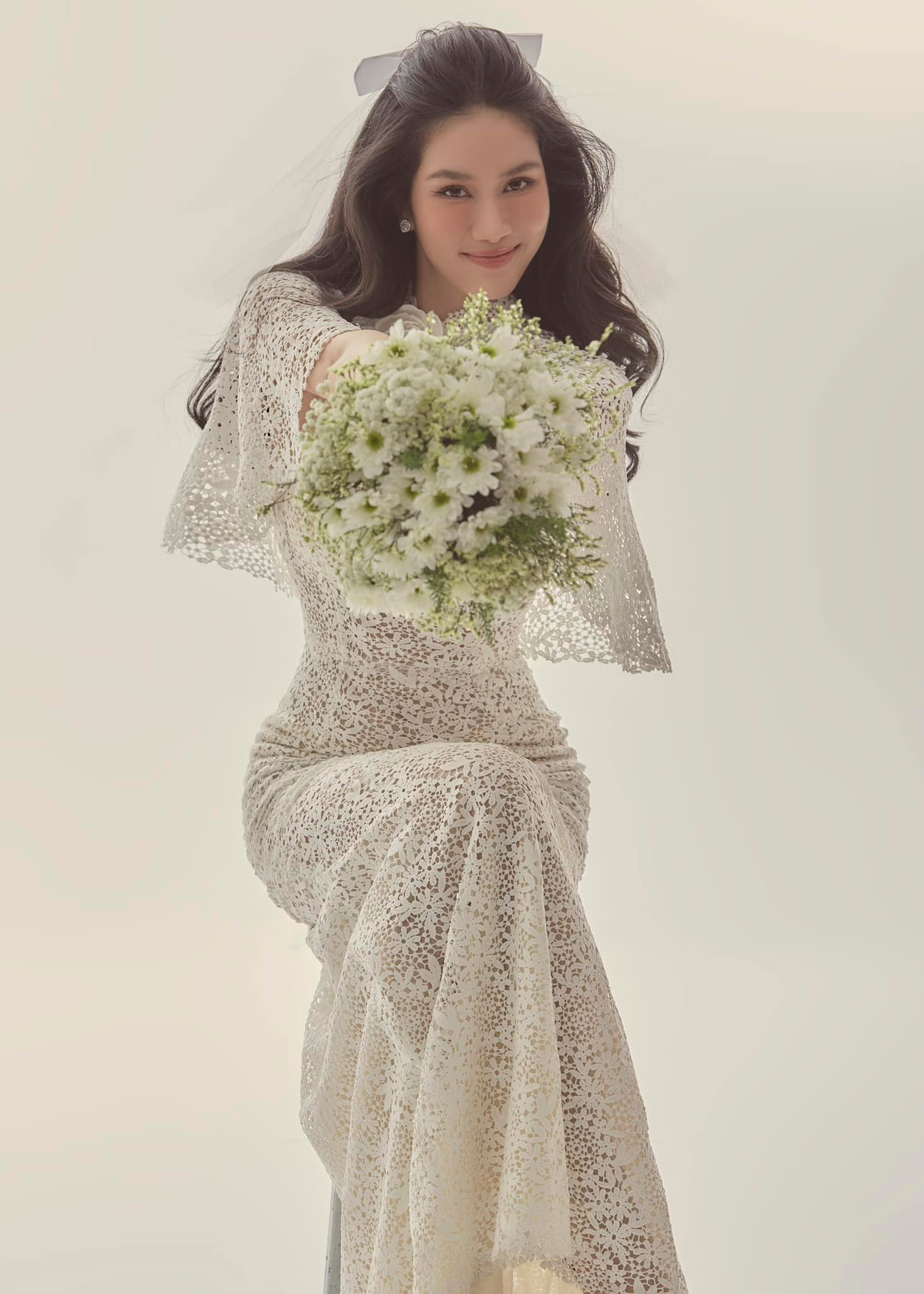 Chồng Phương Anh tên Hồ Đắc Đức, sinh năm 1994, học tiến sĩ ở Anh. Chuyện tình cảm của cặp á hậu - doanh nhân được gia đình hai bên ủng hộ. Bố mẹ Phương Anh và Đắc Đức đều mong các con sớm tổ chức đám cưới.