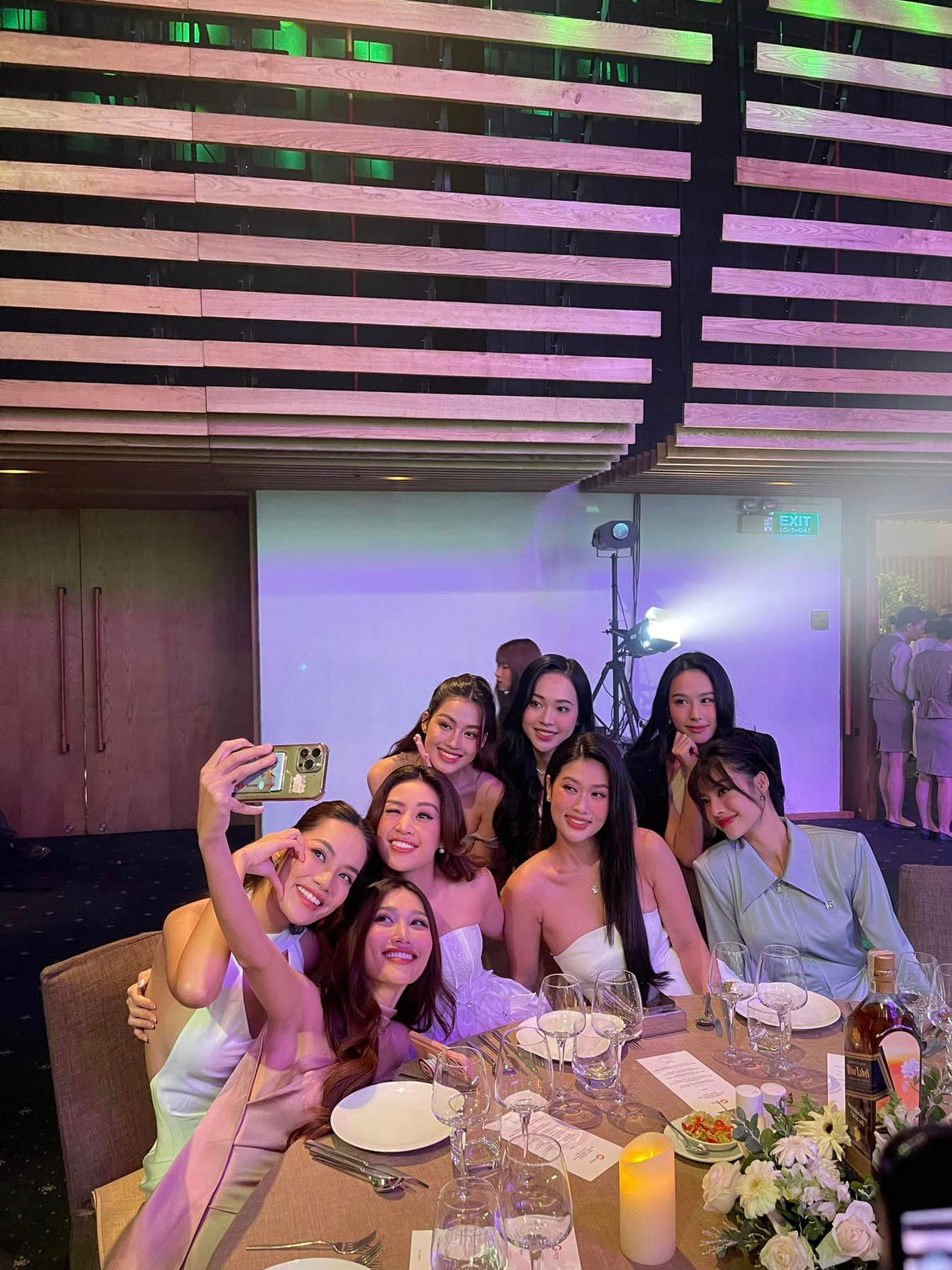 Dàn hoa hậu, á hậu khoe sắc trong buổi tiệc của Phương Anh.