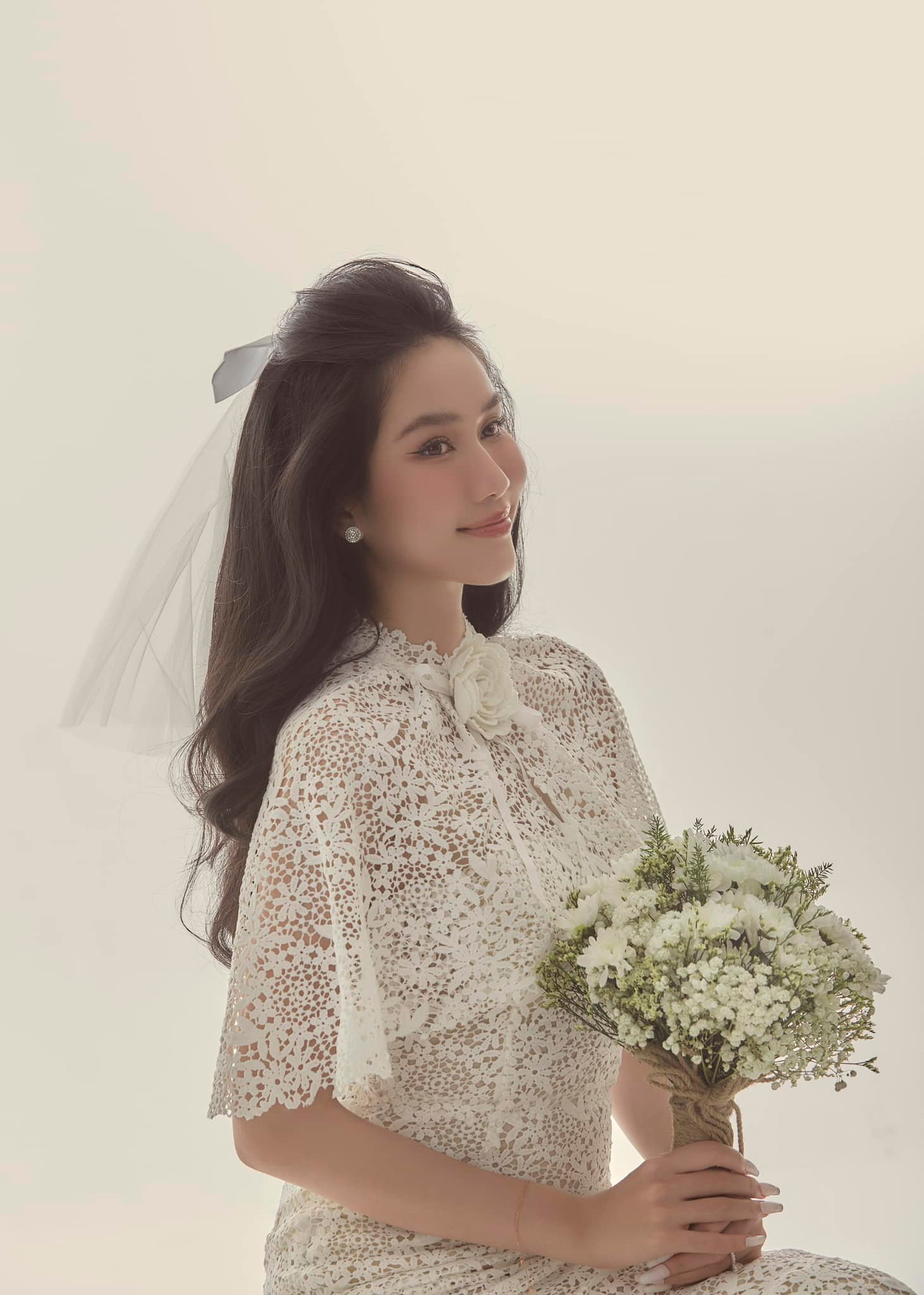 Phương Anh và doanh nhân Hồ Đắc Đức tổ chức lễ ăn hỏi tại nhà riêng ở TPHCM ngày 8/7. Hoa hậu Thiên Ân, Đỗ Thị Hà, Á hậu Ngọc Thảo, Kiều Loan và nhiều người đẹp tham gia đội bê tráp cho Phương Anh.