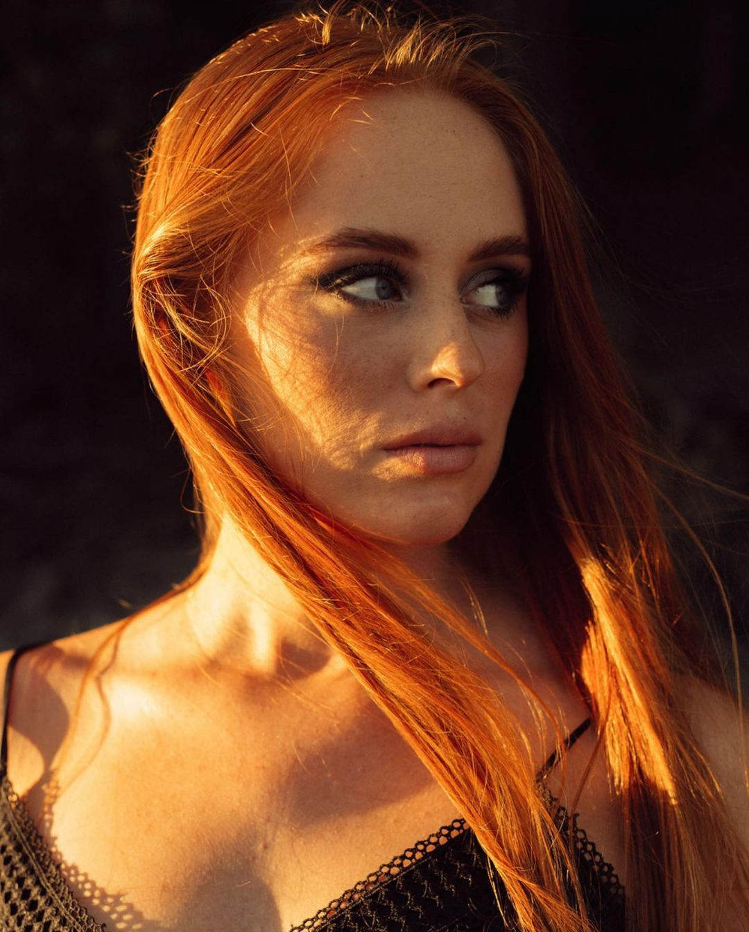 "Bạn vẫn có thể chỉn chu và gây ấn tượng với vẻ bề ngoài mà không làm lu mờ trí thông minh bên trong cũng như vẻ đẹp tâm hồn mình. Tôi muốn truyền cảm hứng về sự quyết tâm, kiên định và cam kết phá những bỏ định kiến về phụ nữ", cô nói thêm.