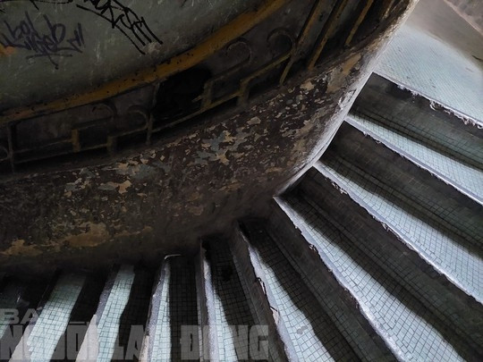 Cầu thang xoắn ốc của chung cư chỉ vừa cho 2 người trong một bậc thang. Cầu thang xoắn ốc của chung cư chỉ vừa cho 2 người trong một bậc thang.