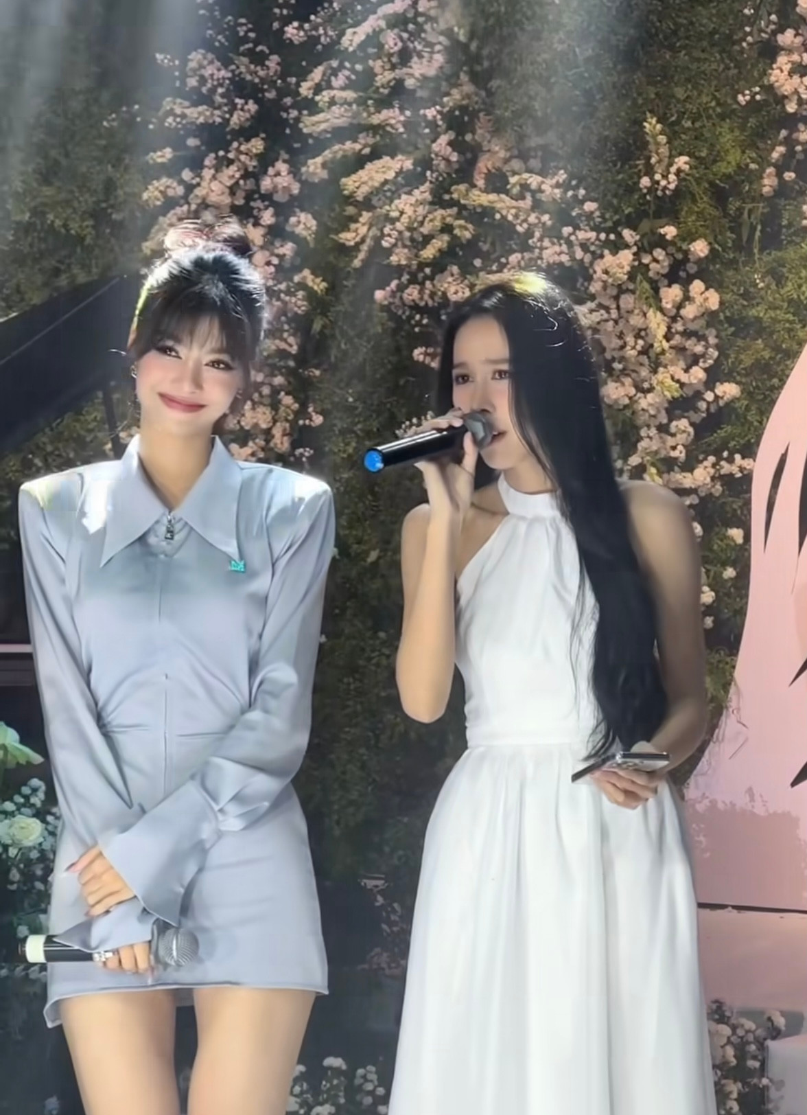 Á hậu Kiều Loan và Ngọc Hằng gửi tới Phương Anh ca khúc Hơn cả yêu. Giọng ca ngọt ngào của 2 người đẹp nhận được nhiều tràng pháo tay từ khán giả.