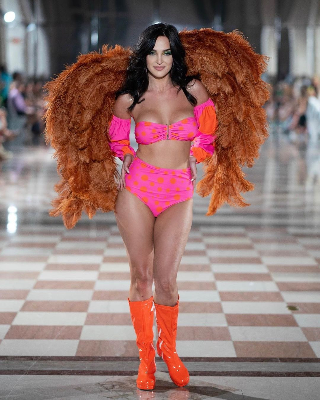 “Tôi hy vọng trở thành Hoa hậu LGBTQ+ công khai đầu tiên, đóng vai trò là đại sứ toàn cầu nhằm ngăn chặn chiến tranh và bạo lực chống lại cộng đồng LGBTQ+ quốc tế”, cô chia sẻ khi được bổ nhiệm làm Miss Grand Ireland 2023.