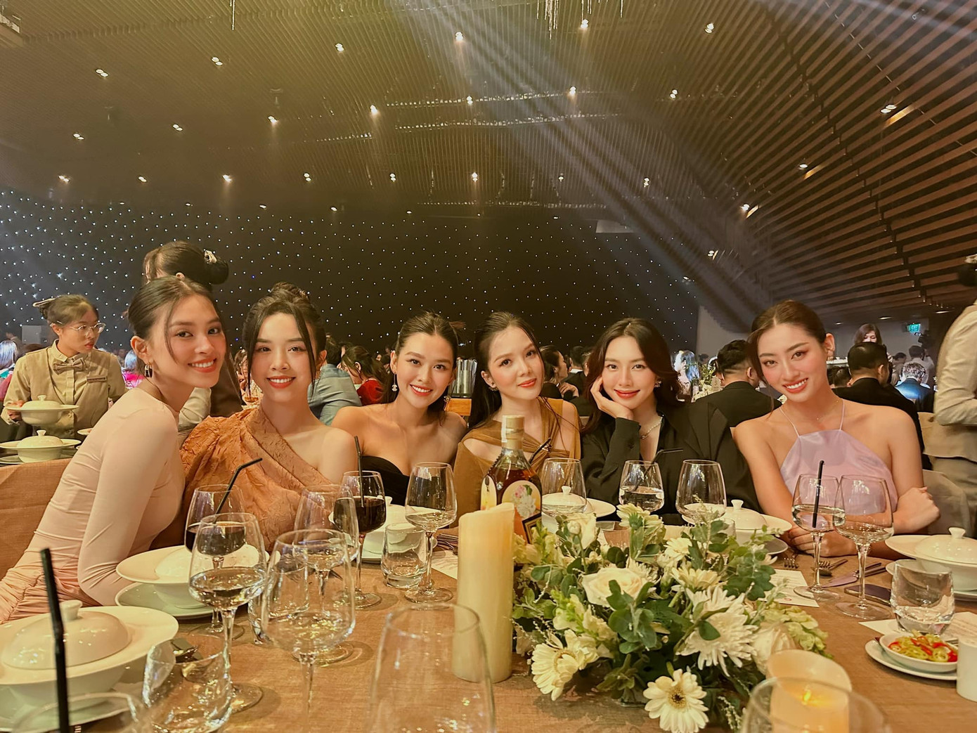 Hoa hậu Lê Hoàng Phương đang bận rộn chuẩn bị cho Miss Grand International 2023 vẫn tới chung vui cùng Phương Anh. Hoa hậu Thùy Tiên cũng từ Hà Nội về TPHCM để kịp dự đám cưới Phương Anh.