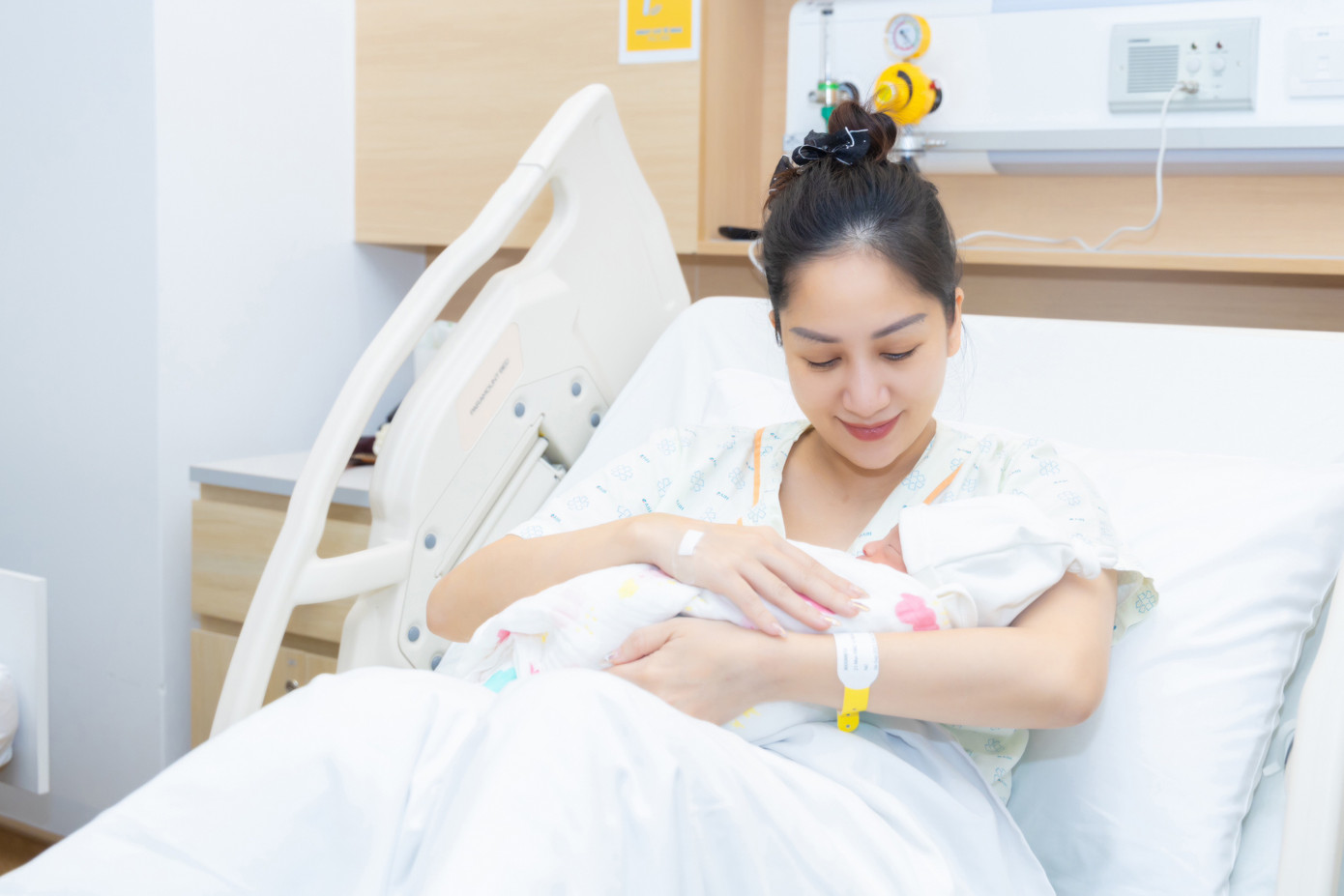 Vợ chồng Khánh Thi - Phan Hiển chào đón con thứ 3 ra đời hôm 9/9. Vợ chồng Khánh Thi - Phan Hiển chào đón con thứ 3 ra đời hôm 9/9.