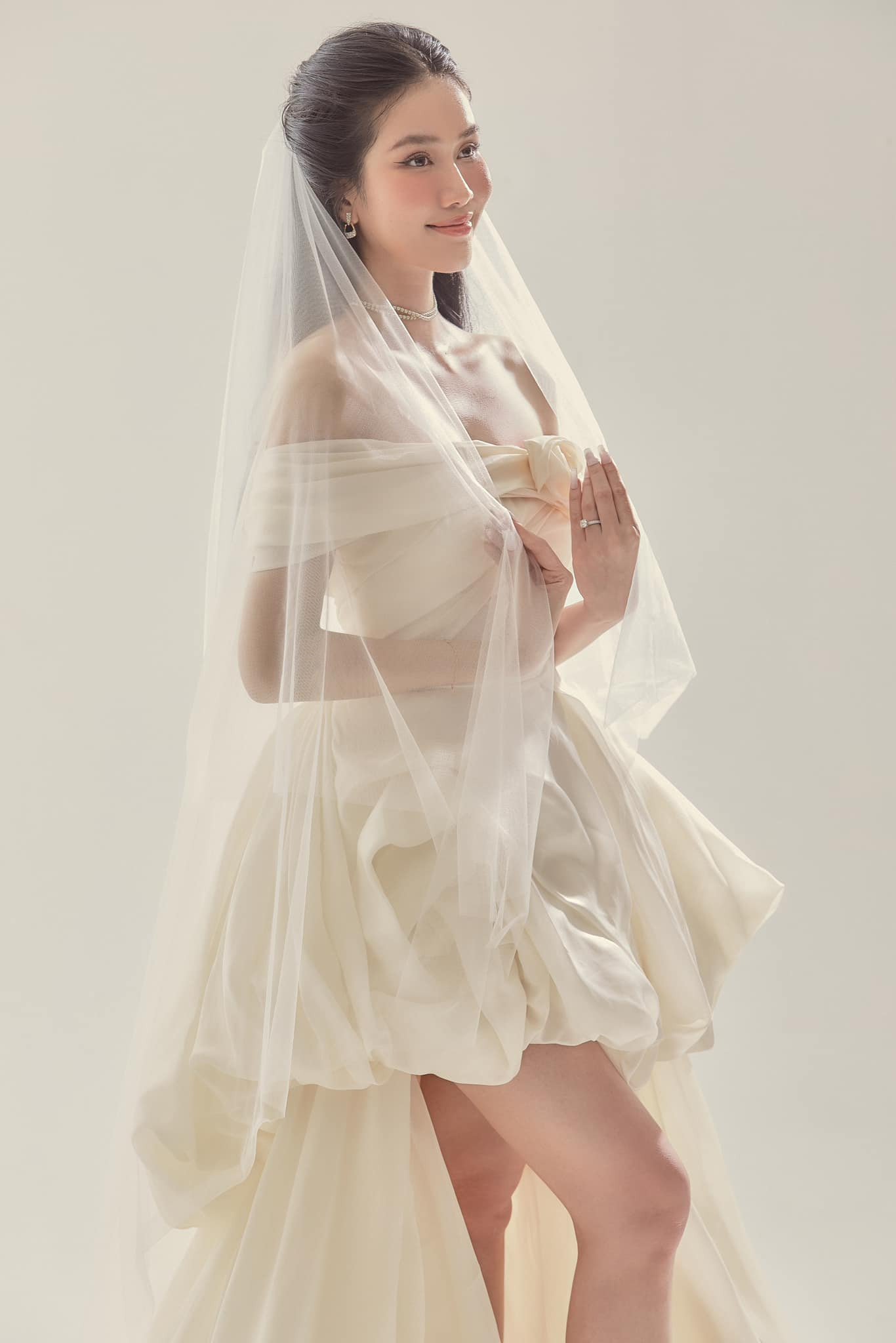 Đám cưới Á hậu Phương Anh và bạn trai học tiến sĩ diễn ra vào ngày 17/9. Nhiều bạn bè, đồng nghiệp trong giới nghệ sĩ tới tham dự đám cưới của cô.